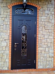 Дверь с фрамугой после реставрации